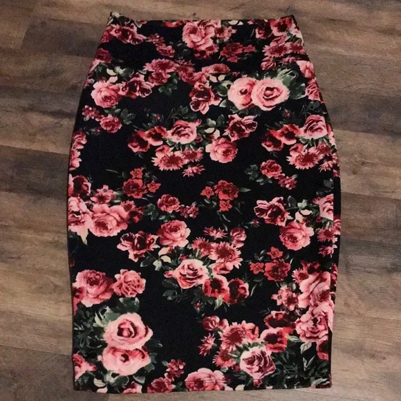 🖤 Floral Pencil Skirt 💗 - Picture 2 of 5